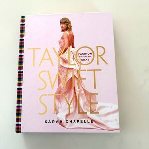 TAYLOR SWIFT STYLE •”fashion through the eras” book by Sarah Chapelle NEW